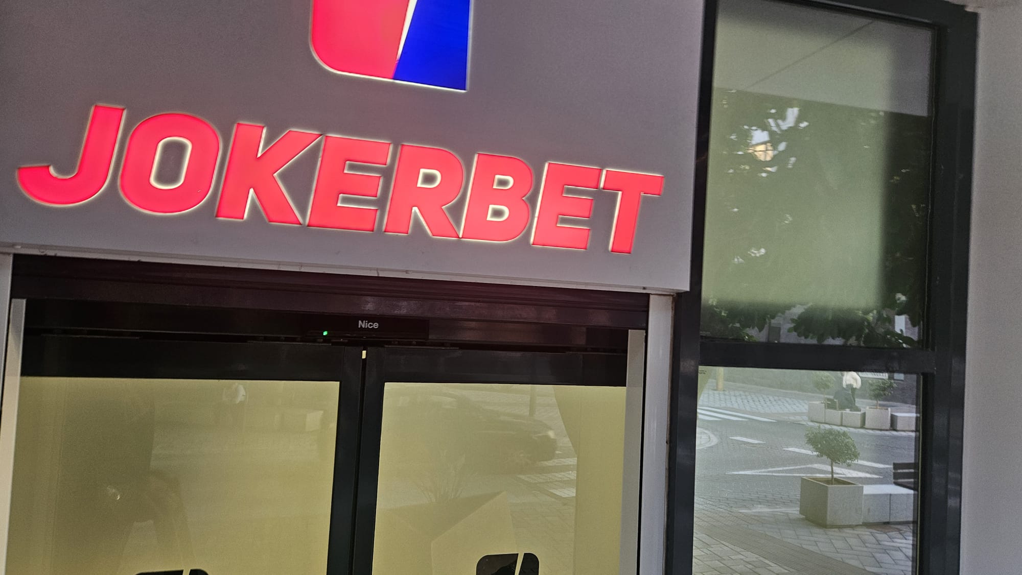 Proyecto de rotulación 54 - Impresiona Melilla, rótulos y señalética