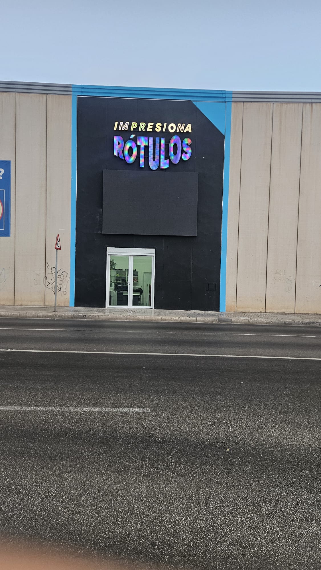 Proyecto de rotulación 77 - Impresiona Melilla, rótulos y señalética