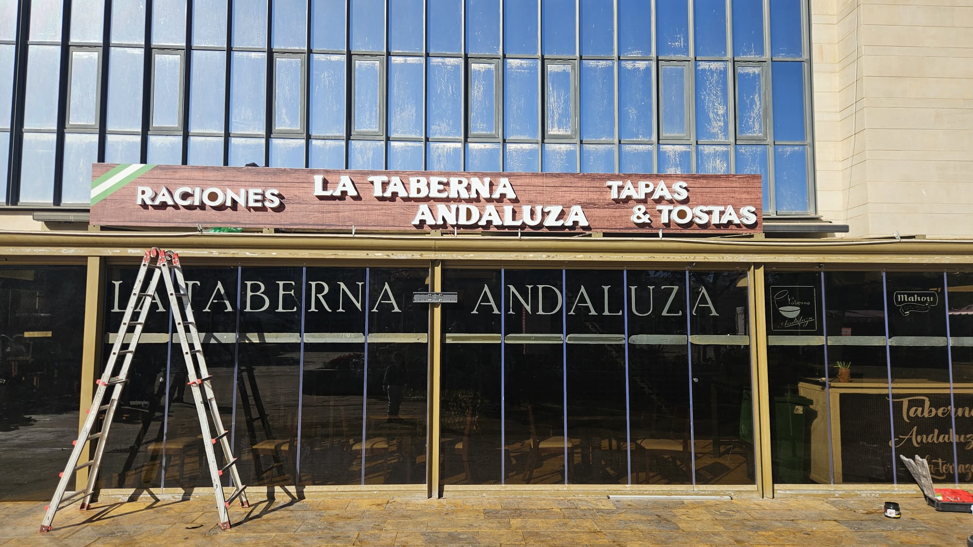 Proyecto de rotulación 80 - Impresiona Melilla, rótulos y señalética